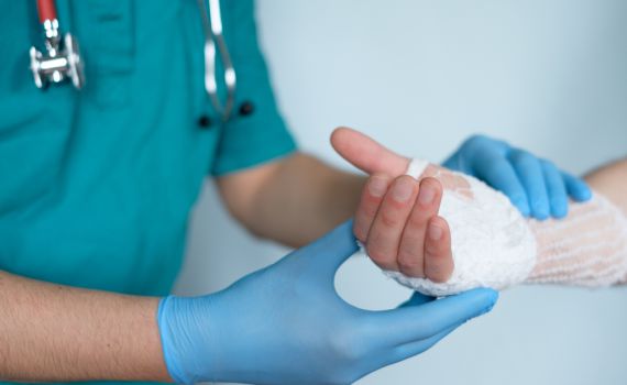 מומחית לכף היד מבית החולים הדסה הצילה ידי פצועי הפיגוע