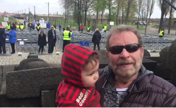 לייב מאושויץ: דודו פישר עם בנו הקטן במסר לעולם