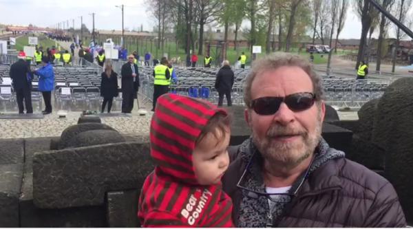 לייב מאושויץ: דודו פישר עם בנו הקטן במסר לעולם