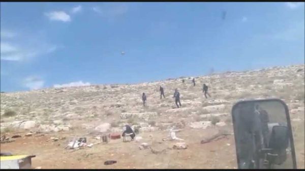 בושה: נערי גבעות משליכים אבנים על חיילי צה"ל