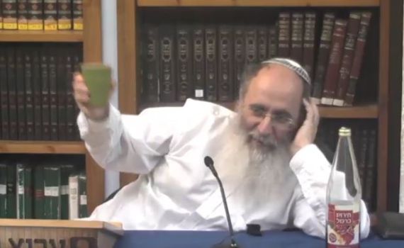 צפו: הרב אורי שרקי מדגים איך עושים הסבה בליל הסדר