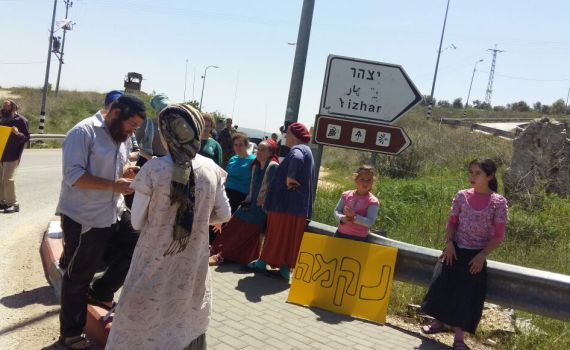 בעקבות הרצח: תושבי יצהר חסמו את הכביש לערבים