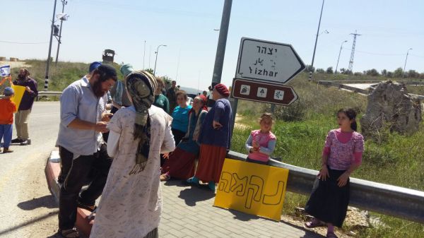 בעקבות הרצח: תושבי יצהר חסמו את הכביש לערבים