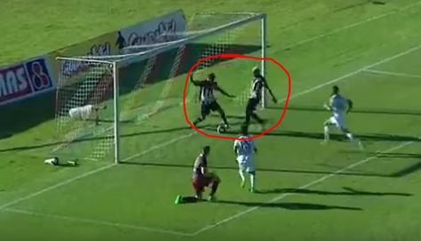 לא חברי: צפו בחלוץ גונב לחברו שער בטוח