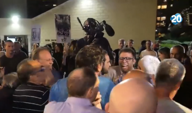 צפו: פעילי 'שוברים שתיקה' זורקים את חזן מהאירוע