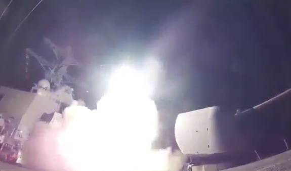 מתקפת טילים אמריקאית על צבא אסד; צפו בתיעוד