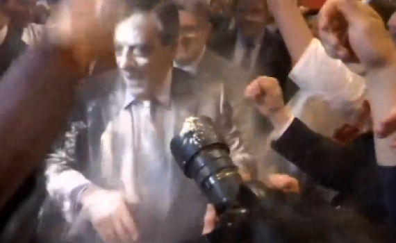 צפו • בשידור חי: המועמד לנשיאות מותקף בקמח