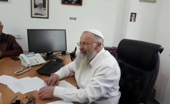 צפו: הרב אליהו מוכר את החמץ של גולשי 'סרוגים'