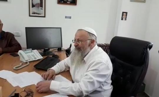 צפו: הרב אליהו מוכר את החמץ של גולשי 'סרוגים'