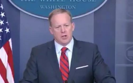 'סערת היטלר': קריאות לפיטורי דובר הבית הלבן