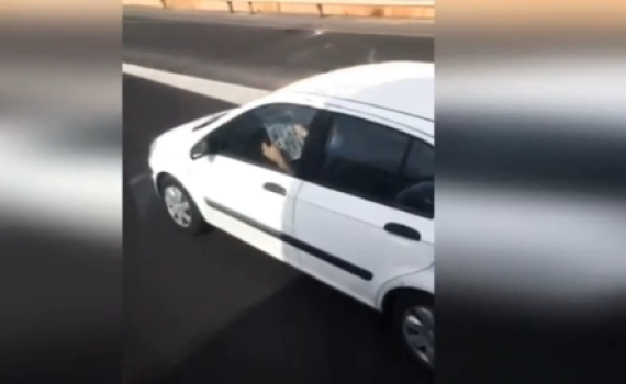 לא רק טלפון: לא תאמינו מה הנהג הזה עשה בנהיגה. צפו