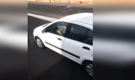 לא רק טלפון: לא תאמינו מה הנהג הזה עשה בנהיגה. צפו