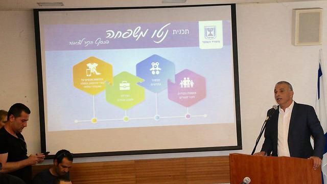 כחלון מחלק הטבות לאזרחים; נתניהו לא עודכן