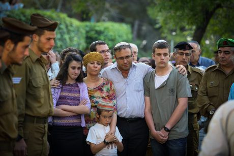 משפחת טהרלב:  "המחבל הרים ידיים כי ידע שלא יירו בו"