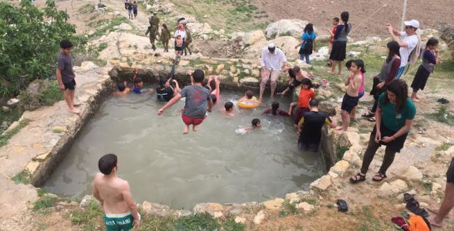 מרהיב: אלפים בחגיגת מים בחבל 'יתיר'