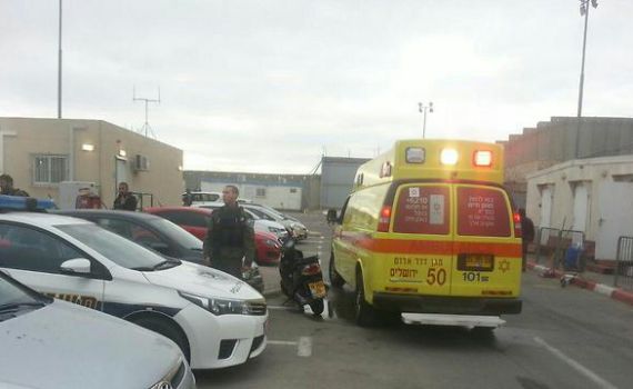 חיילת נפצעה בפיגוע דקירה במחסום קלנדיה