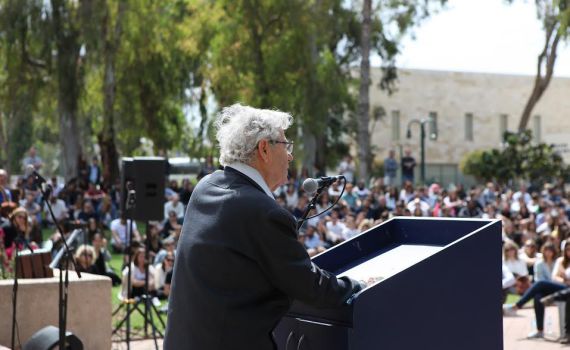 "מוסתר בתוך שק": סיפור הישרדותו של אהרון ברק