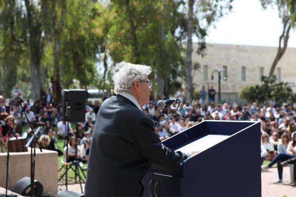 "מוסתר בתוך שק": סיפור הישרדותו של אהרון ברק