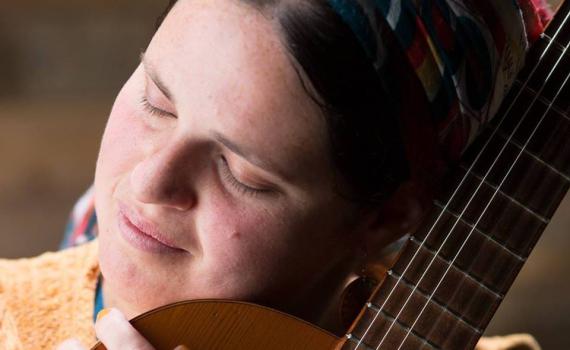 שרה מהלב: הסרוגה שבחרה ליצור מתוך האלימות