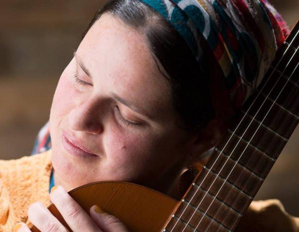 שרה מהלב: הסרוגה שבחרה ליצור מתוך האלימות