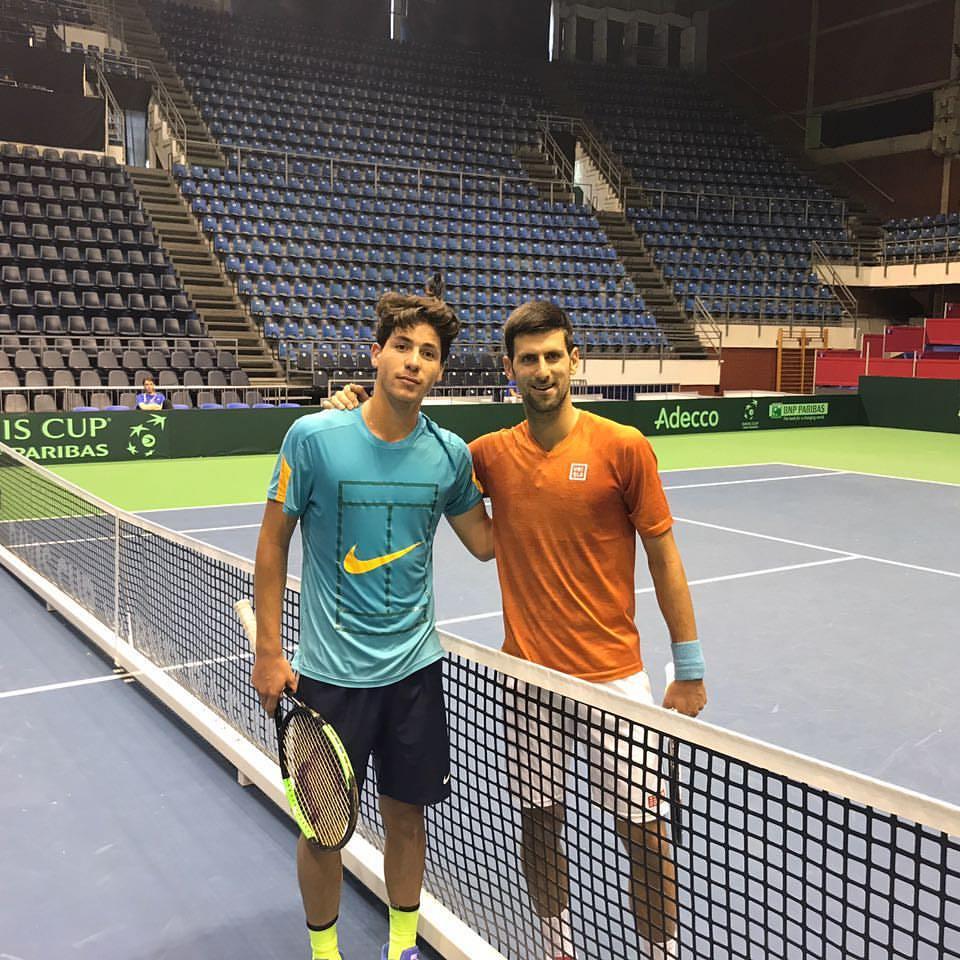 נגע בפסגה: ישי עוליאל שיחק עם מכונת הטניס