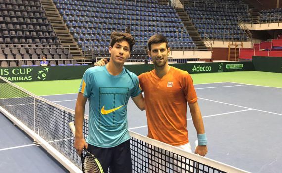 נגע בפסגה: ישי עוליאל שיחק עם מכונת הטניס