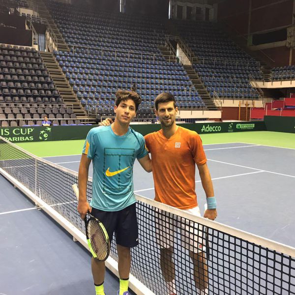 נגע בפסגה: ישי עוליאל שיחק עם מכונת הטניס