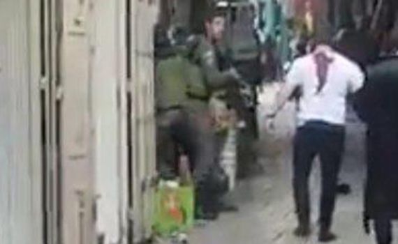 "נכנסתי לתוך הבית והוא קפץ עליי עם סכין". צפו