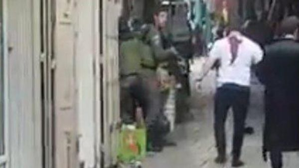 "נכנסתי לתוך הבית והוא קפץ עליי עם סכין". צפו