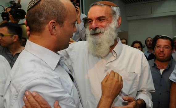 בנט: "התפללו לרפואת ידיד נפשי, הרב אביחי רונצקי"