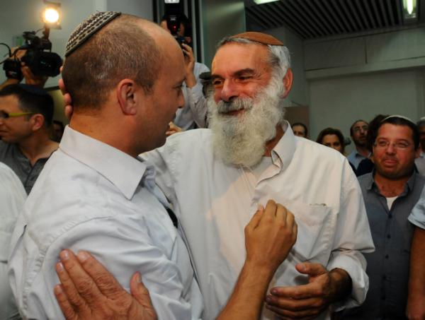 בנט: "התפללו לרפואת ידיד נפשי, הרב אביחי רונצקי"