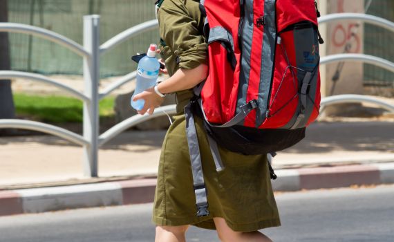 הרב שמואל אליהו: גיוס בנות לצה"ל – חילול השם