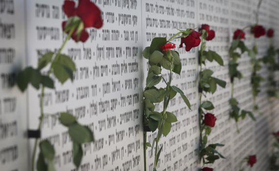 האם שייך לחלק פרחים בבתי הקברות ביום הזיכרון?