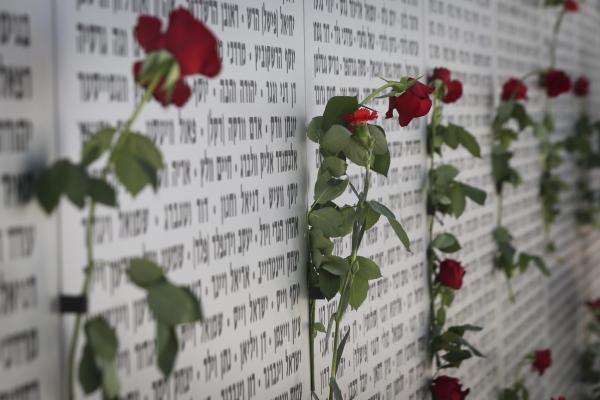 האם שייך לחלק פרחים בבתי הקברות ביום הזיכרון?