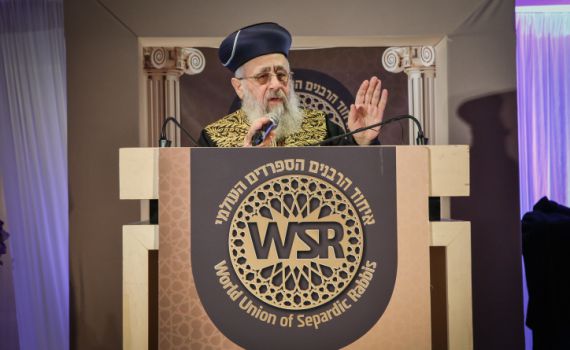 הרב הראשי נגד הרבנים המתירים ללחוץ יד לאישה