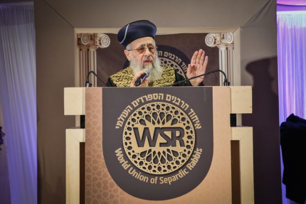 הרב הראשי נגד הרבנים המתירים ללחוץ יד לאישה