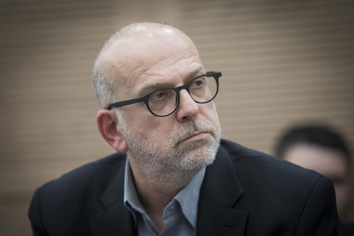 לפטר את המגיש שכינה את מדרשי חז"ל "מגוחכים"