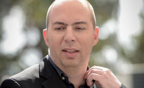 מביך: כתב ערוץ 10 תקף את בנט בגלל ספר וחזר בו