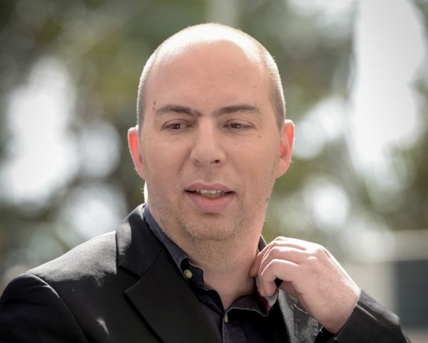 מביך: כתב ערוץ 10 תקף את בנט בגלל ספר וחזר בו