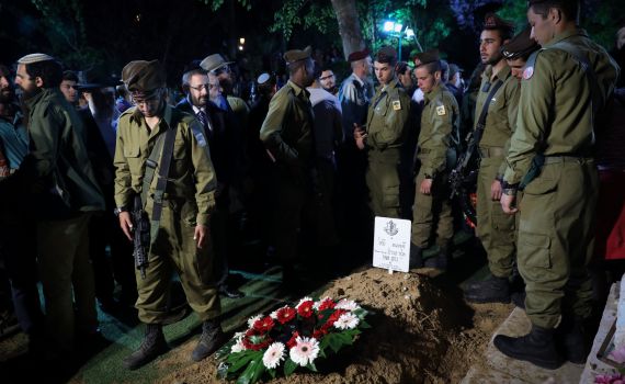 אלפים שרים "שפכי כמים ליבך" על הקבר של אלחי