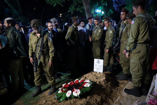 אלפים שרים "שפכי כמים ליבך" על הקבר של אלחי