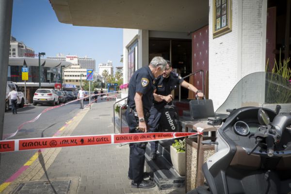 הדקירה והנטרול: צפו בתיעוד הפיגוע בתל אביב