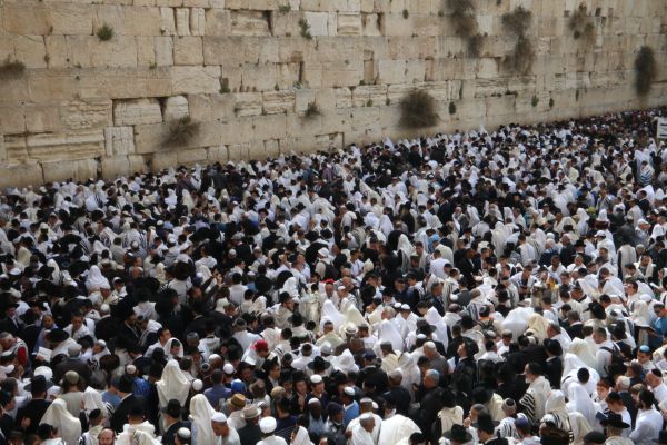 עשרות אלפים במעמד ברכת הכהנים בכותל המערבי