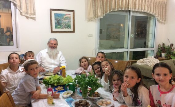 הפוליטיקאי היחיד שחוגג את המימונה בבית