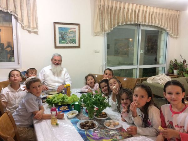 הפוליטיקאי היחיד שחוגג את המימונה בבית