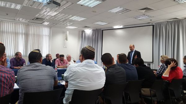 כנס ראשי הסניפים של בנט נערך בניגוד לחוק