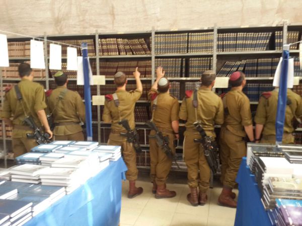 הצלחה גדולה ליריד הספרים של מוסד הרב קוק