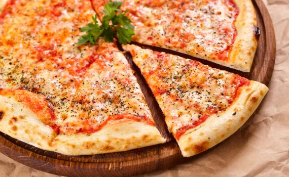 מושלם לניקיונות: מתכון מהיר לפיצה משני מרכיבים