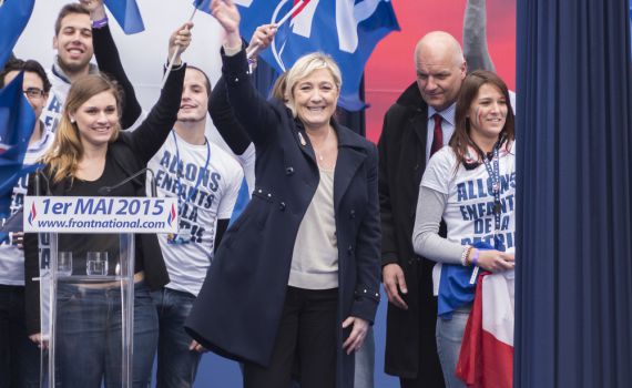 ימין מתון OUT ימין קיצוני IN- לה פן חוגגת את הזכייה בסיבוב הראשון