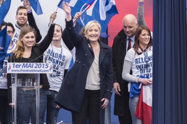 ימין מתון OUT ימין קיצוני IN- לה פן חוגגת את הזכייה בסיבוב הראשון